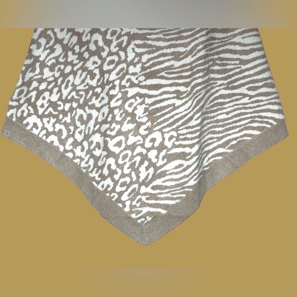 NWT Barefoot Dreams CozyChic Ultra Lite Ocean Breeze Poncho Faded Rose Animal OS - Picture 7 of 13